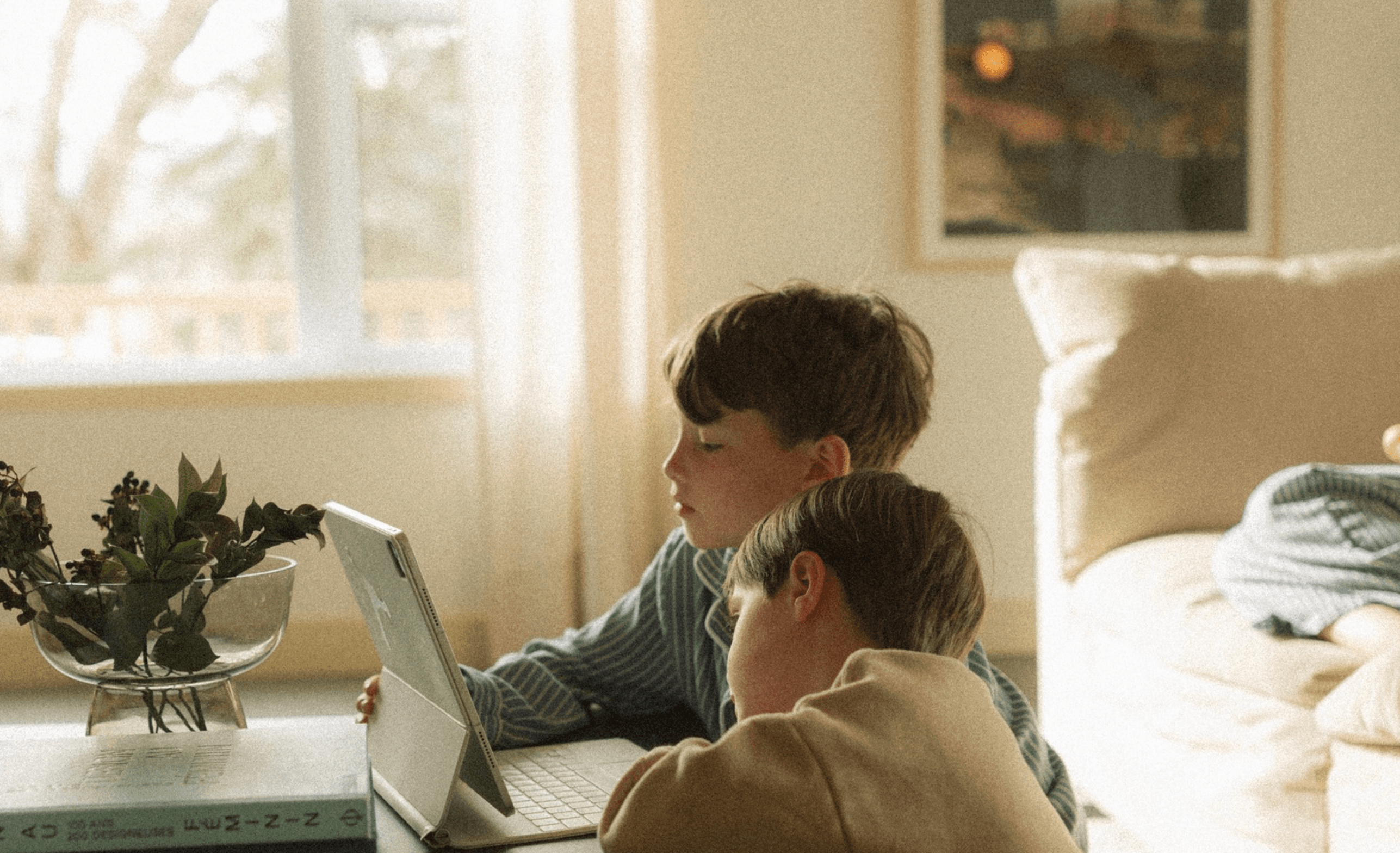 Les écrans et les tout-petits : comprendre pour mieux accompagner 